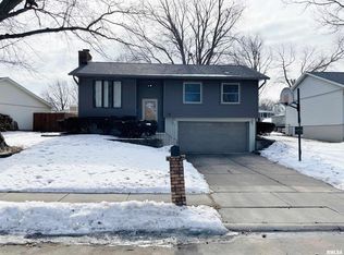 5608 Quercus Ln, Davenport, IA 52806