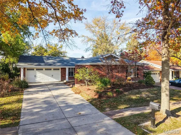 1009 Summer Tree Dr, Ballwin, MO 63011