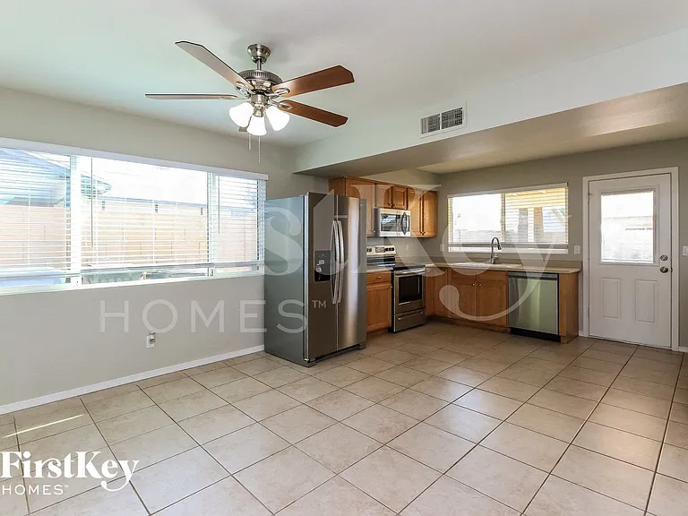1941 W Portobello Ave — Photo 5