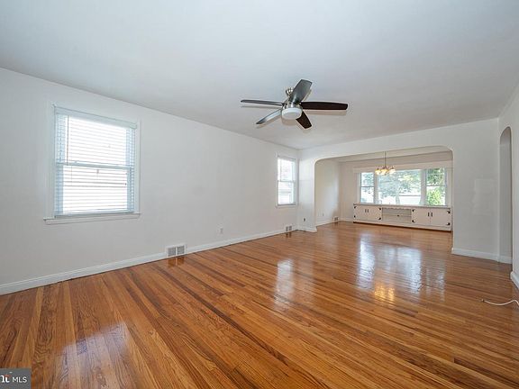 4th image of 1305 Center Rd