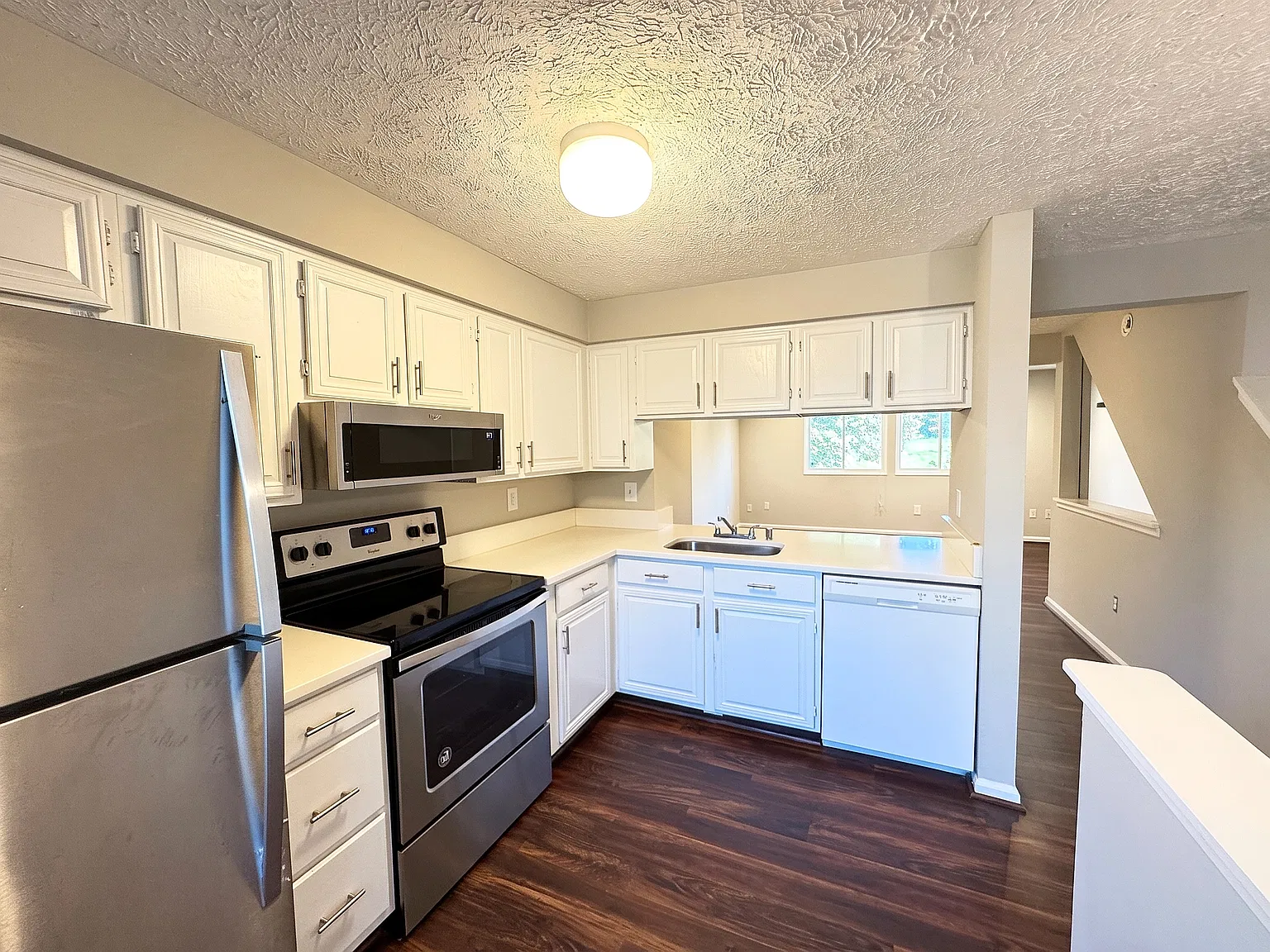 3 bed, 1325 sqft, $2,500 — Photo 3