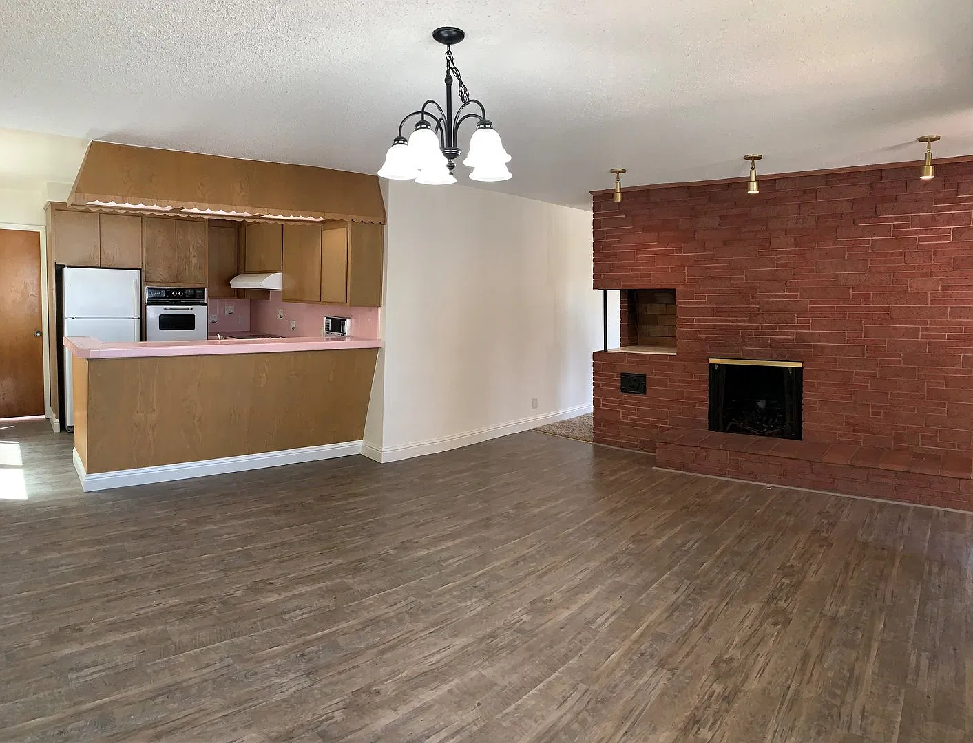 Larkin (492) — Photo 4