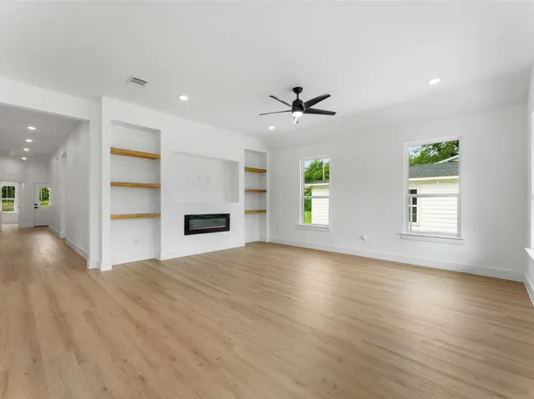 2915 NW Loraine St, Fort Worth, TX 76106