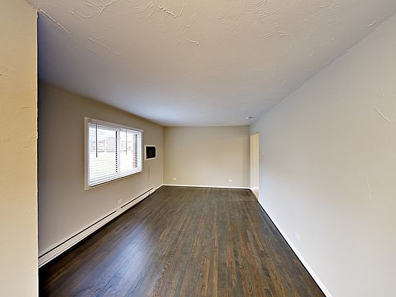 2nd image of 1S205 Stratford Ln