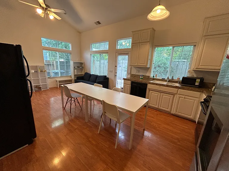 3126 Albany Cir — Photo 3
