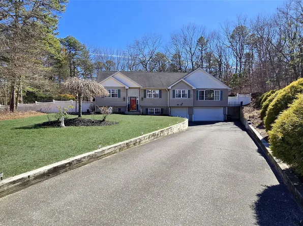 11 Doral Lane, Yaphank, NY 11980