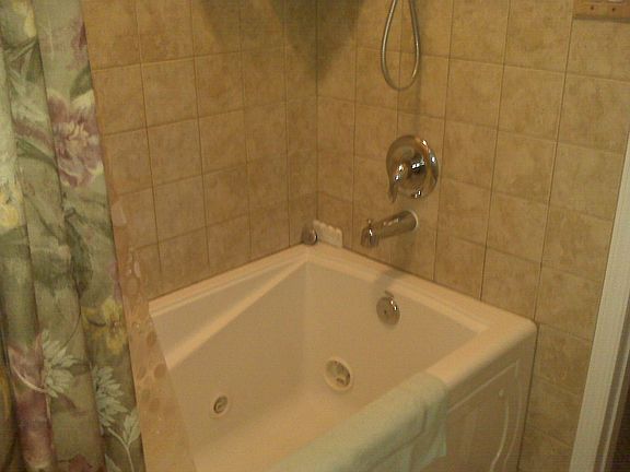 8 Jet Tub with Tile Surround