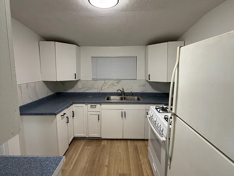 1305 Avenue C — Photo 3