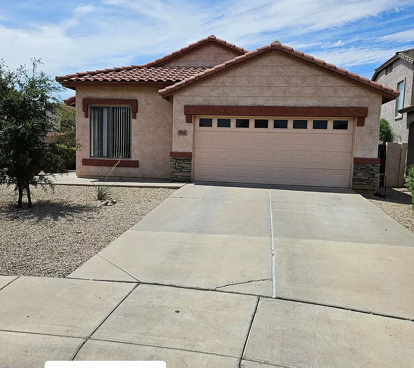931 E Sherri Dr
