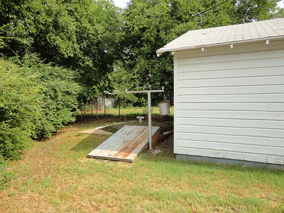5th image of 516 Bluebonnet St