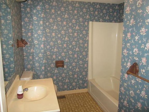 BATHROOM 2