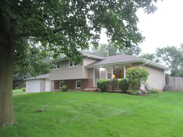 23W554 Burdette Ave, Carol Stream, IL 60188