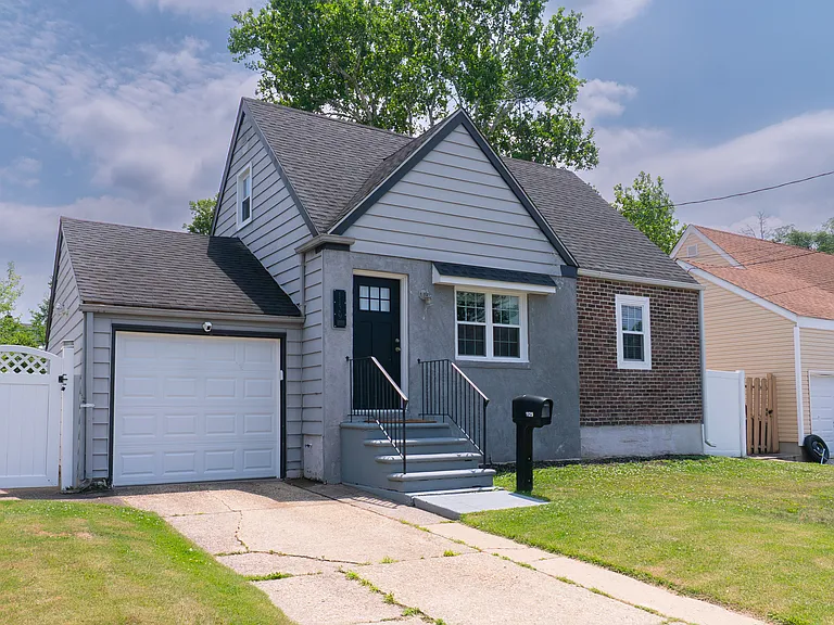 1129 Jefferson Ave — Photo 2