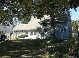 38 Admiral Ln, Hicksville, NY 11801