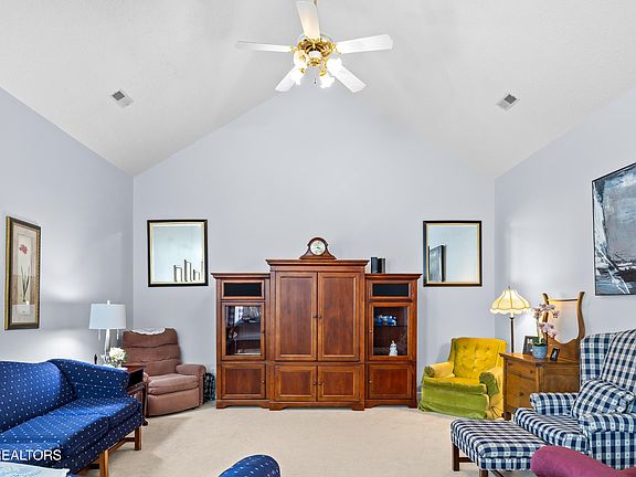 5th image of 325 Pinewood Dr