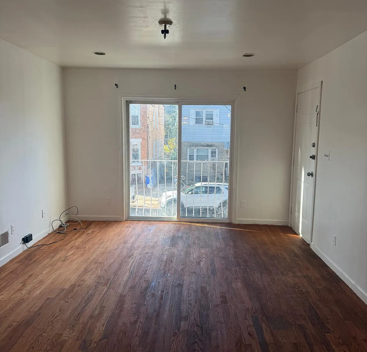 5 bed, 2900 sqft, $4,999 — Photo 2