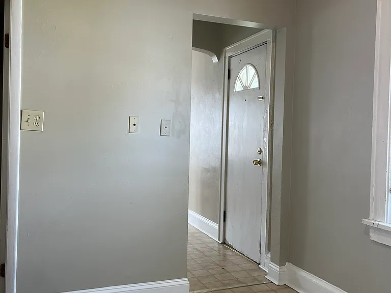 2223 E Vollmer Ave — Photo 3