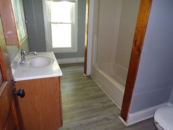 4th image of 714 E 13th St