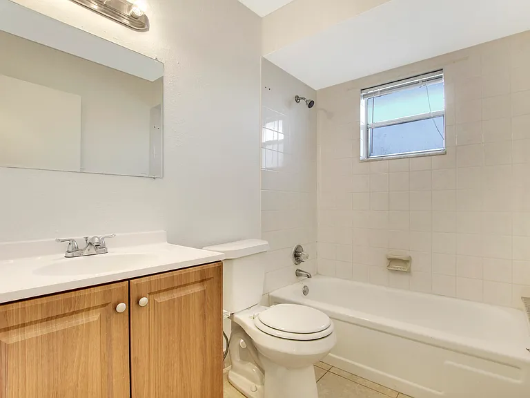 1919 Doffer Ln #1933 — Photo 5
