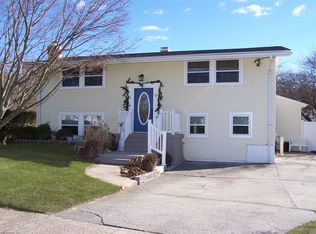 12 Powderhorn Ln, Selden, NY 11784