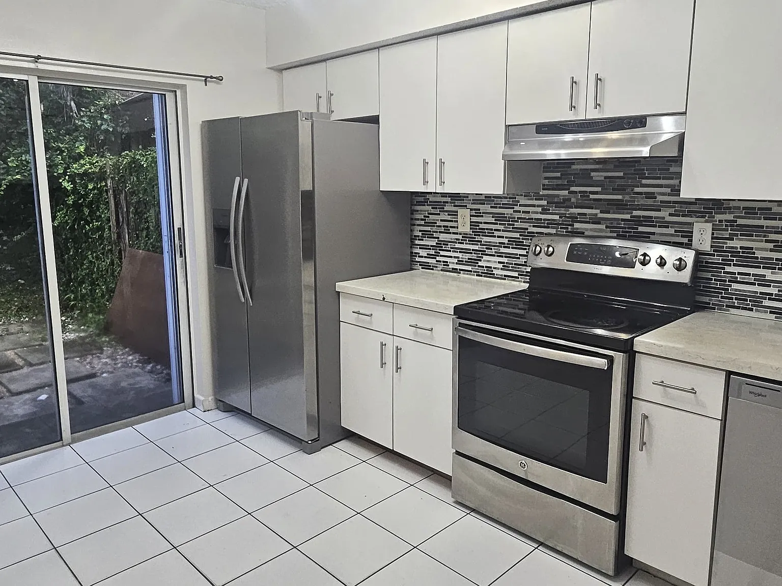 2 bed, 900 sqft, $2,300 — Photo 3