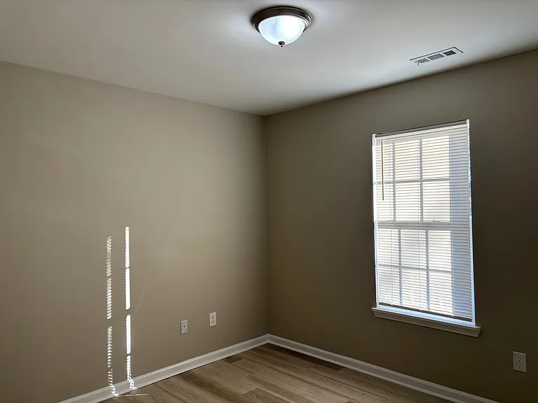 215 Paramount St — Photo 12