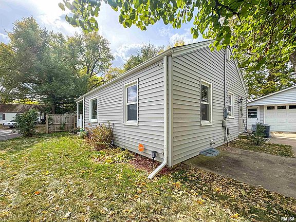 3rd image of 1029 S Tonti Ct