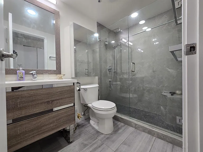 588 Broughton St #1705 — Photo 6