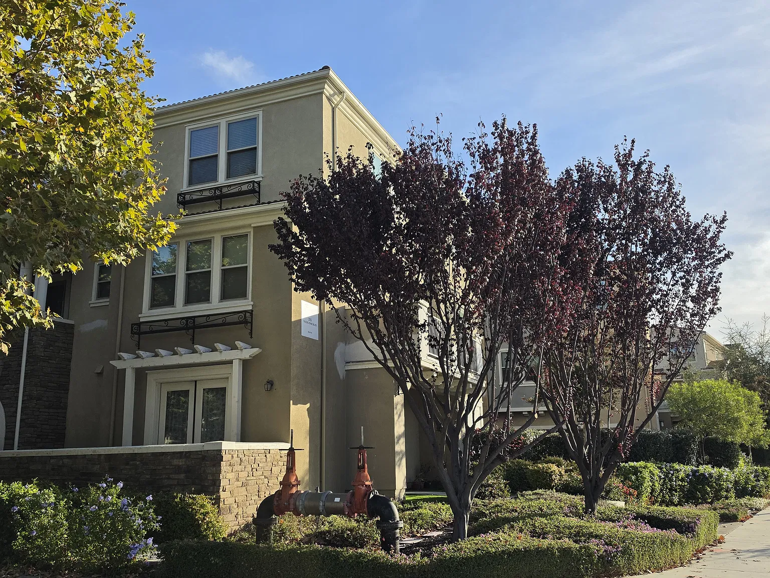 4 bed, 3.5 bath, 2144 sqft, $5,300 — Photo 2
