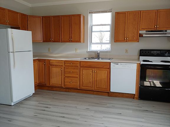 Kitchen (no microwave)
