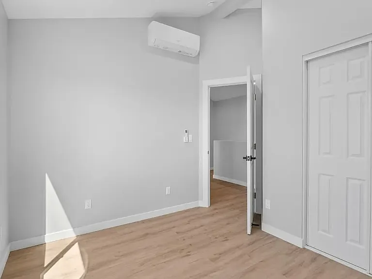 1138 Atwater St — Photo 2