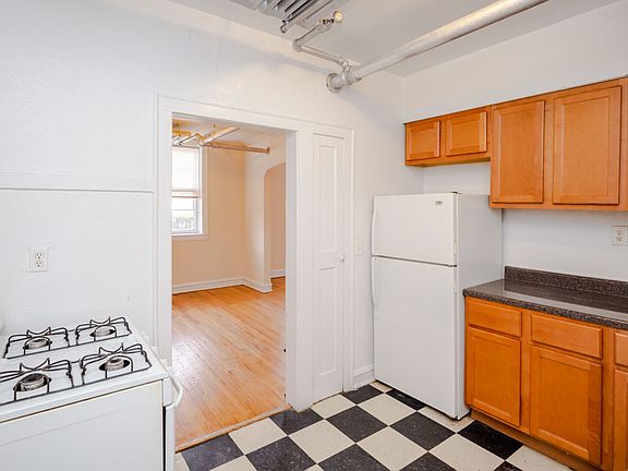 2nd image of 5427 W Montrose Ave #5427