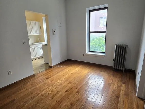 218 Scholes St #7, Brooklyn, NY 11206