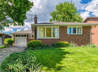 16 Deanecourt Rd, Toronto, ON M9B3K7