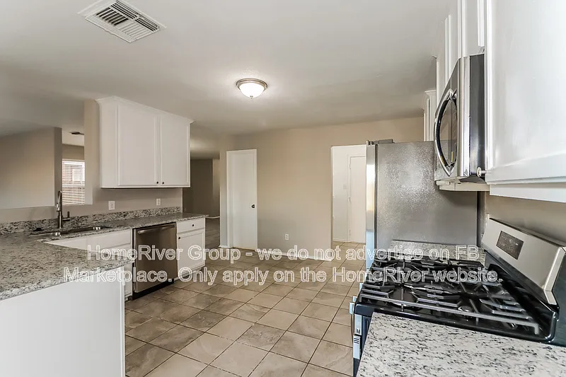 4 bed, 2.5 bath, 2826 sqft, $2,295 — Photo 2