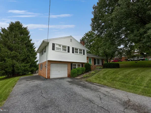 215 Main St, Akron, PA 17501