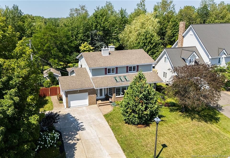 1st image of 338 Vanier St