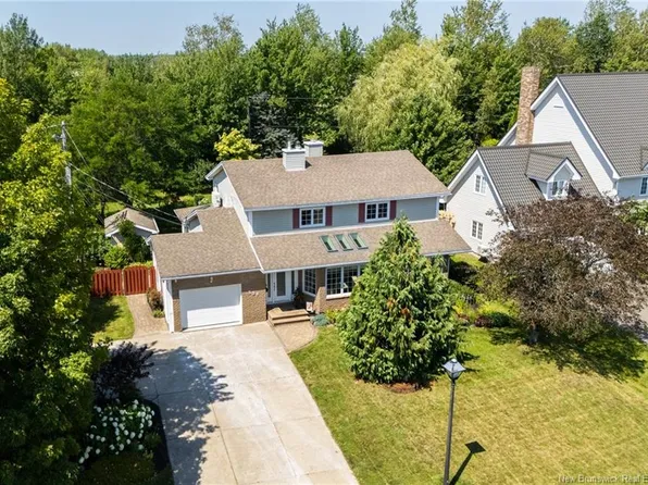 338 Vanier St, Dieppe, NB E1A 5N2