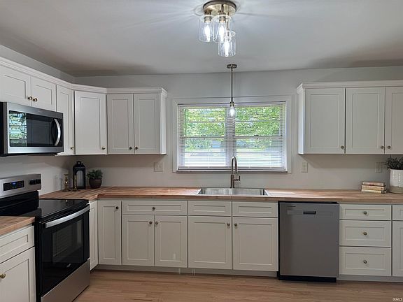 3rd image of 3605 N Benton Rd