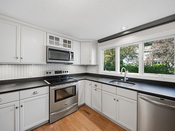 3rd image of 6 Sugar Maple Lane