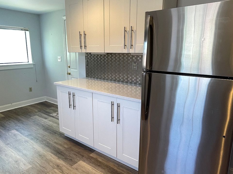 Lots of cabinets and storage in kitchen