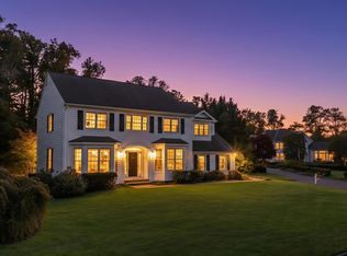 9 Tappanwood Dr, Locust Valley, NY 11560