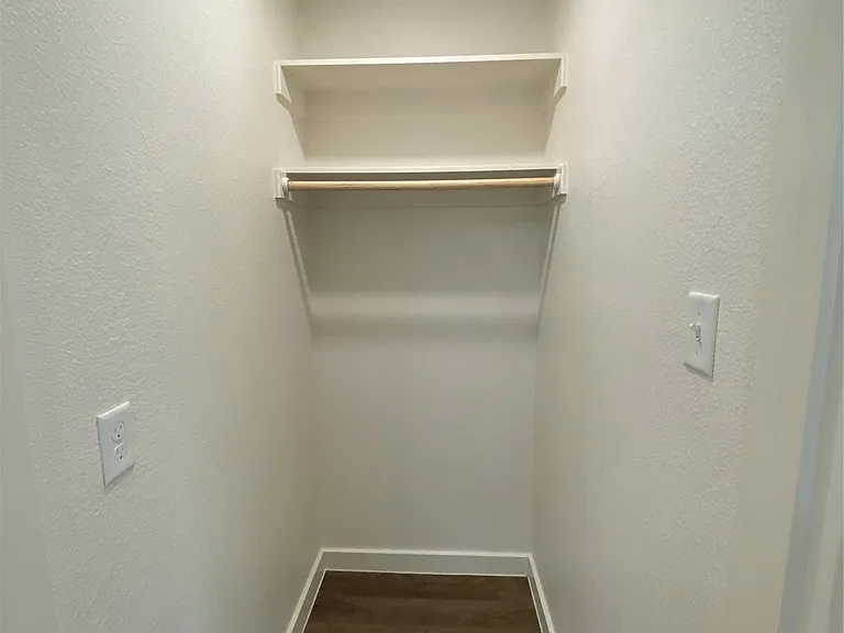 610 E Texas St — Photo 8
