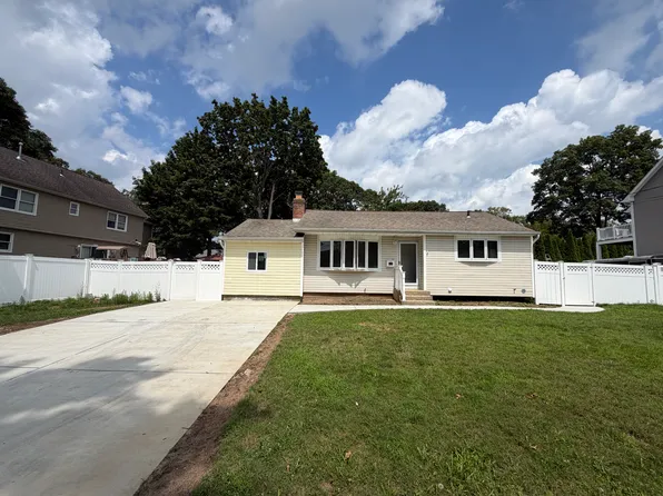 3 Grand Haven Dr #Wh, Commack, NY 11725