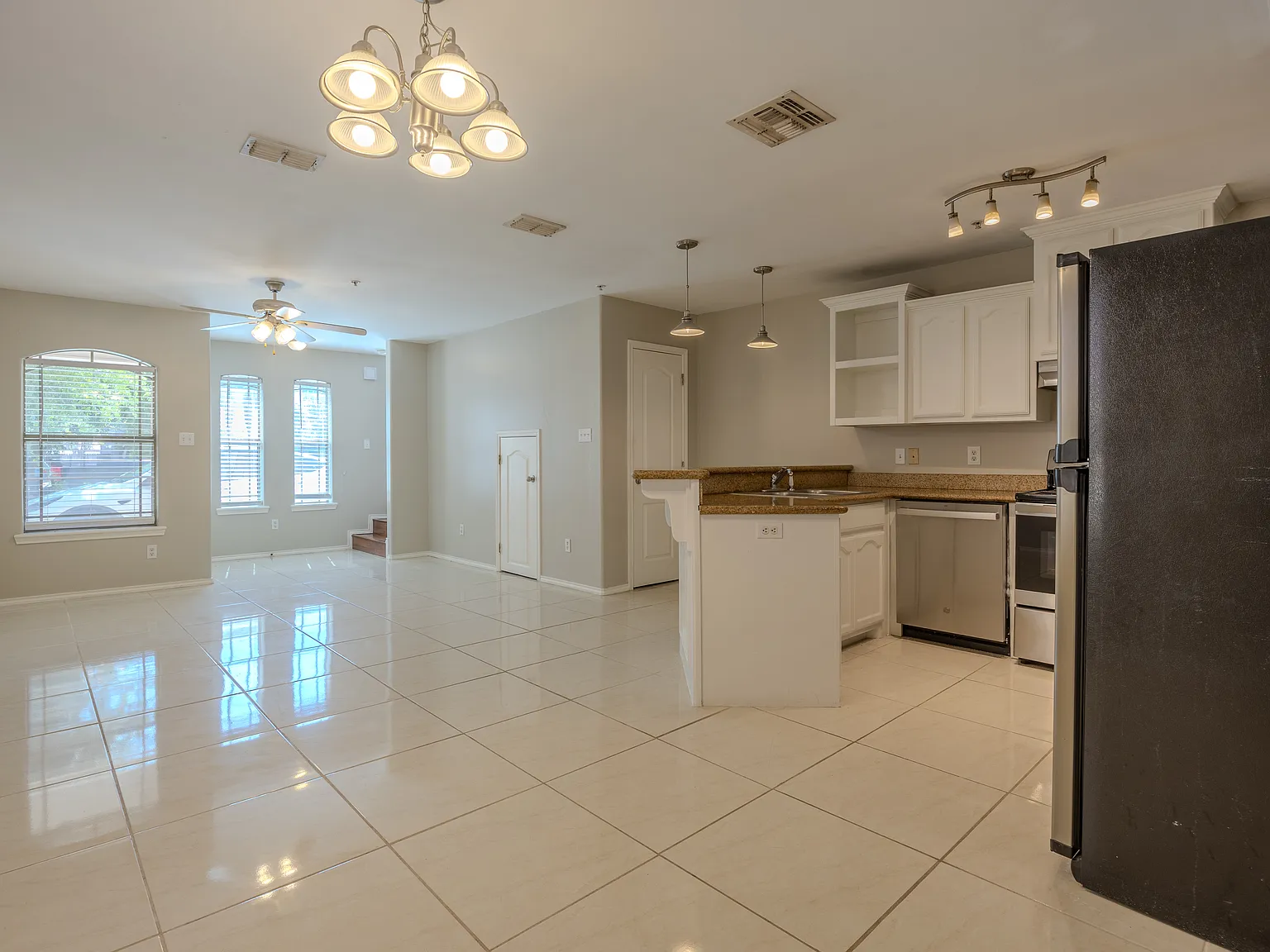 3 bed, 2.5 bath, 1365 sqft, $1,200 — Photo 3