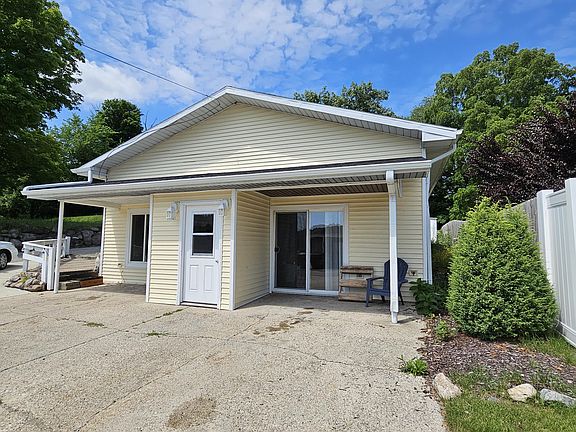 3rd image of 11739 Maywood Dr NE