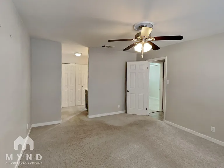 1013 James Lovell St — Photo 8
