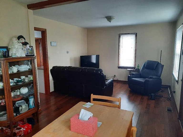 1889 NE Pacific Ave — Photo 3