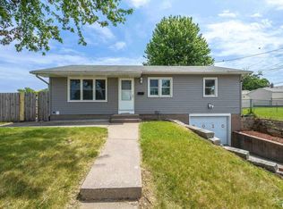 2015 N Birchwood Ave, Davenport, IA 52804