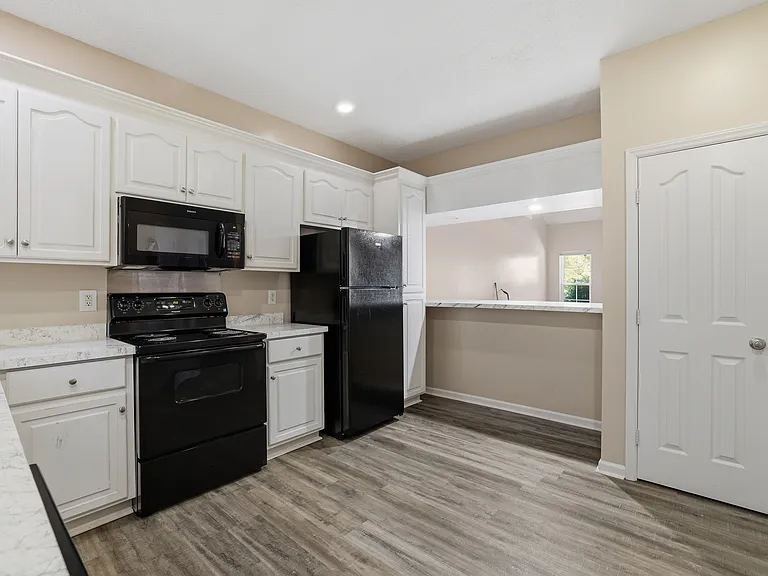 Sterling Pointe Apartments — Photo 16